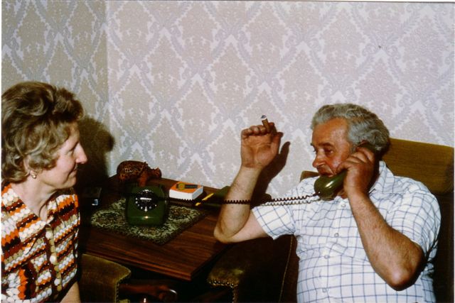 Vater telefoniert 1977.jpg